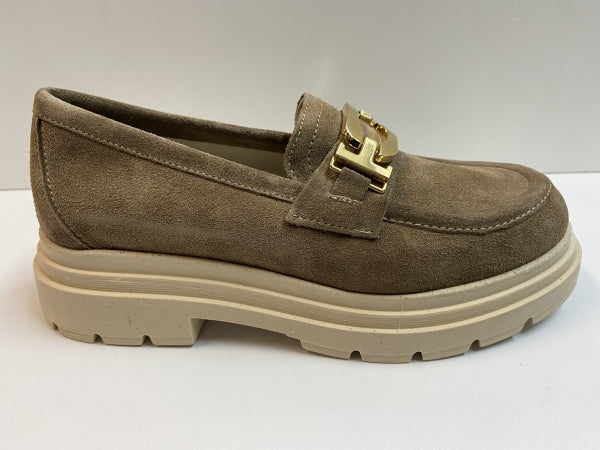 Mamy 04 mocassino in pelle scamosciata beige con morsetto dorato