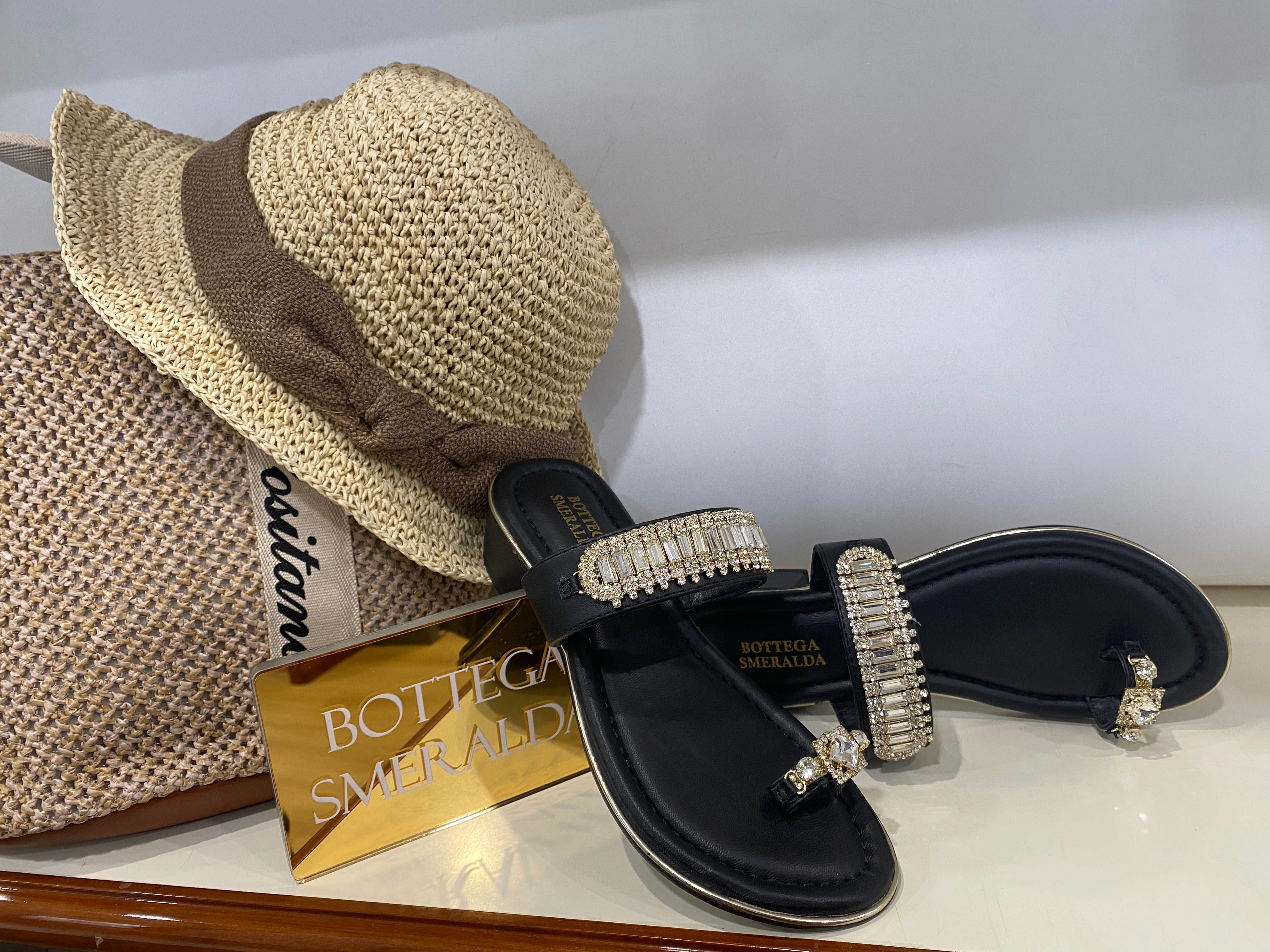 Bottega Smeralda 523LLQ sandalo infradito in pelle nero con accessori