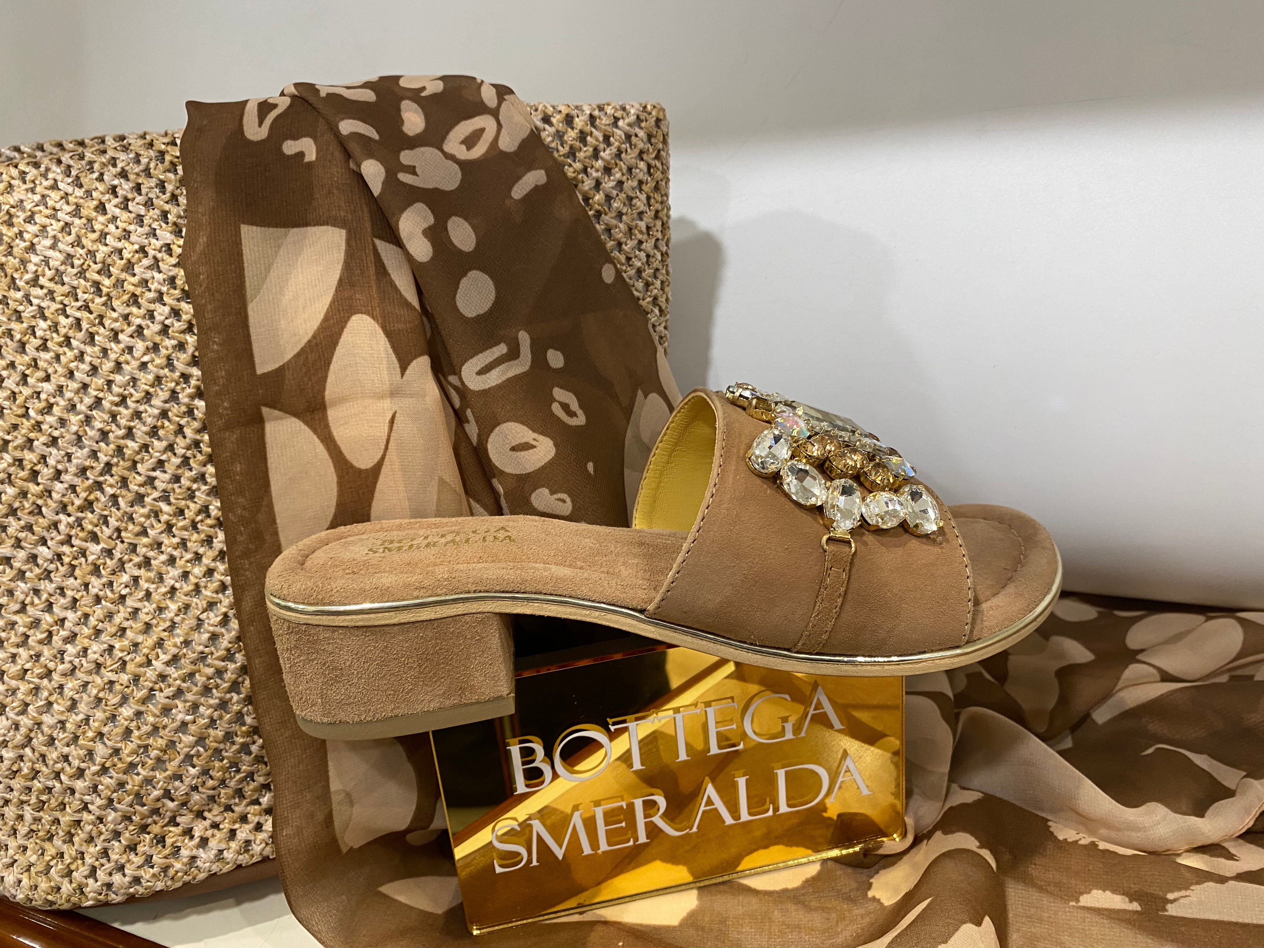 Bottega Smeralda 507LLQ ciabatta in pelle scamosciata cuoio con accessorio