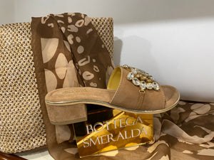 Bottega Smeralda 507LLQ ciabatta in pelle scamosciata cuoio con accessorio