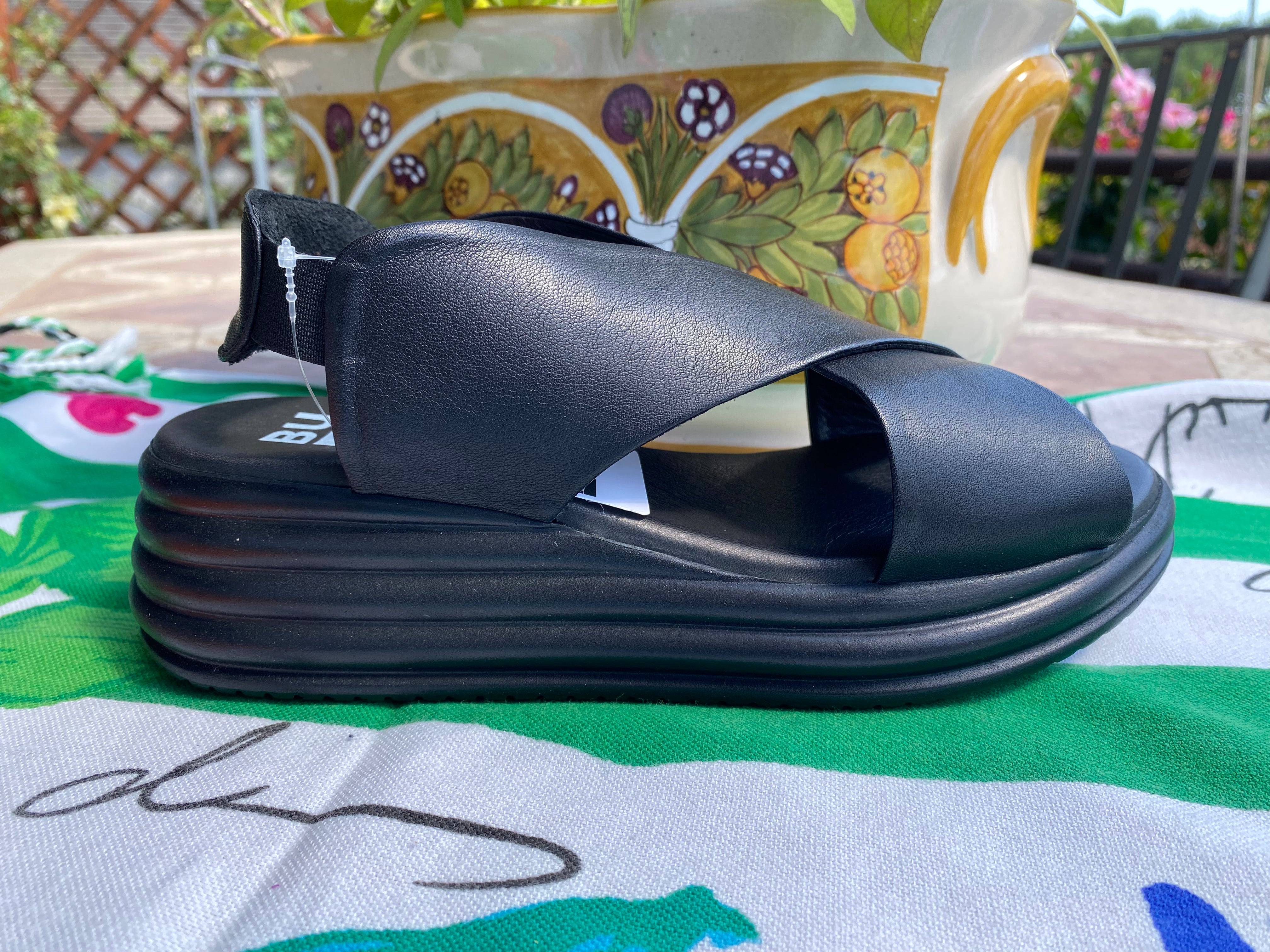 Bueno Y5703 sandalo doppia fascia con incrocio con zeppa platform in pelle nero