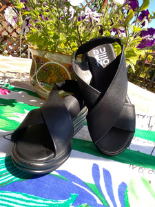 Bueno Y5703 sandalo doppia fascia con incrocio con zeppa platform in pelle nero