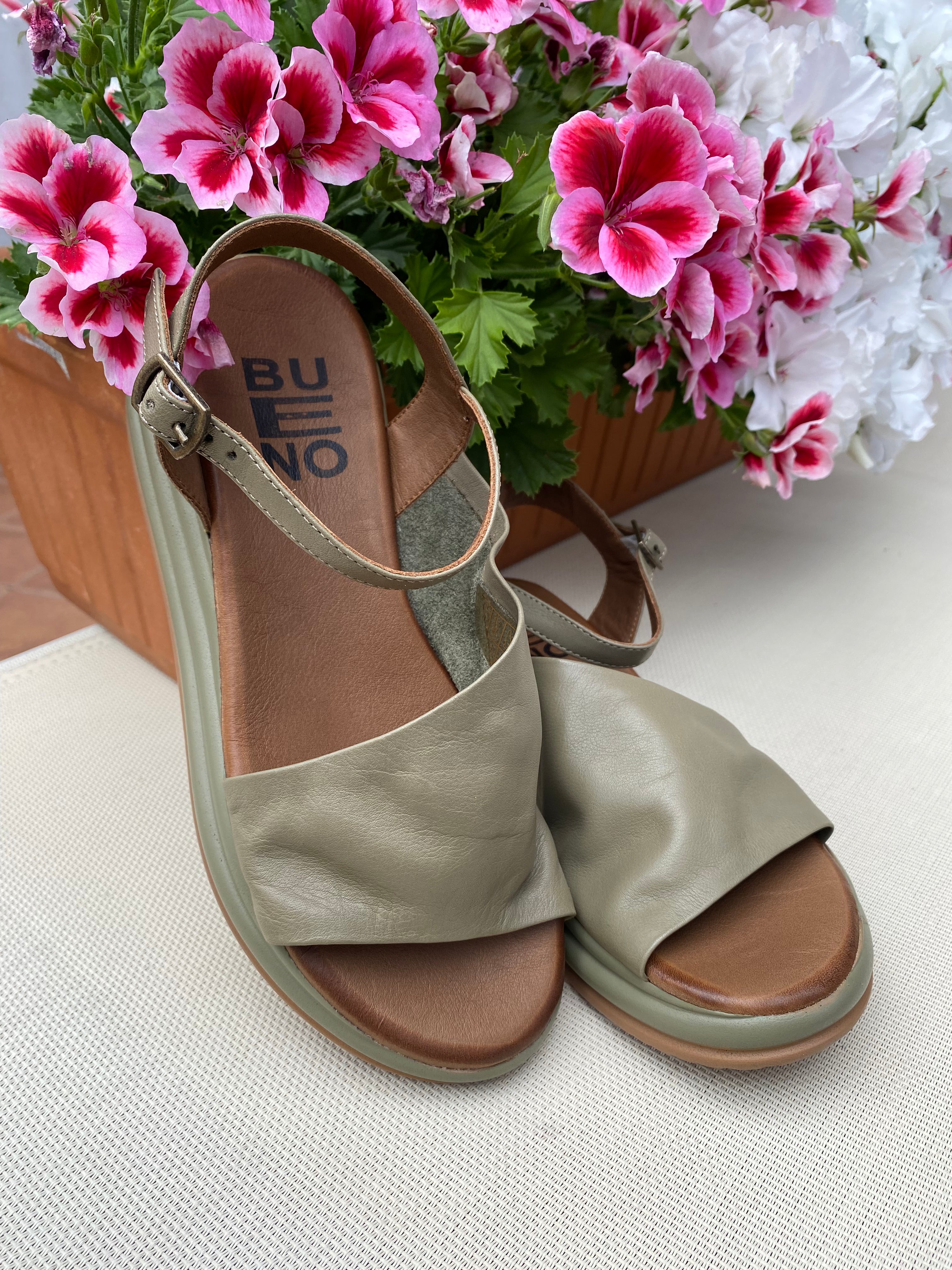 Bueno A2402 sandalo con fascia trasversale e cinturino in pelle verde