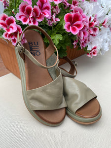 Bueno A2402 sandalo con fascia trasversale e cinturino in pelle verde