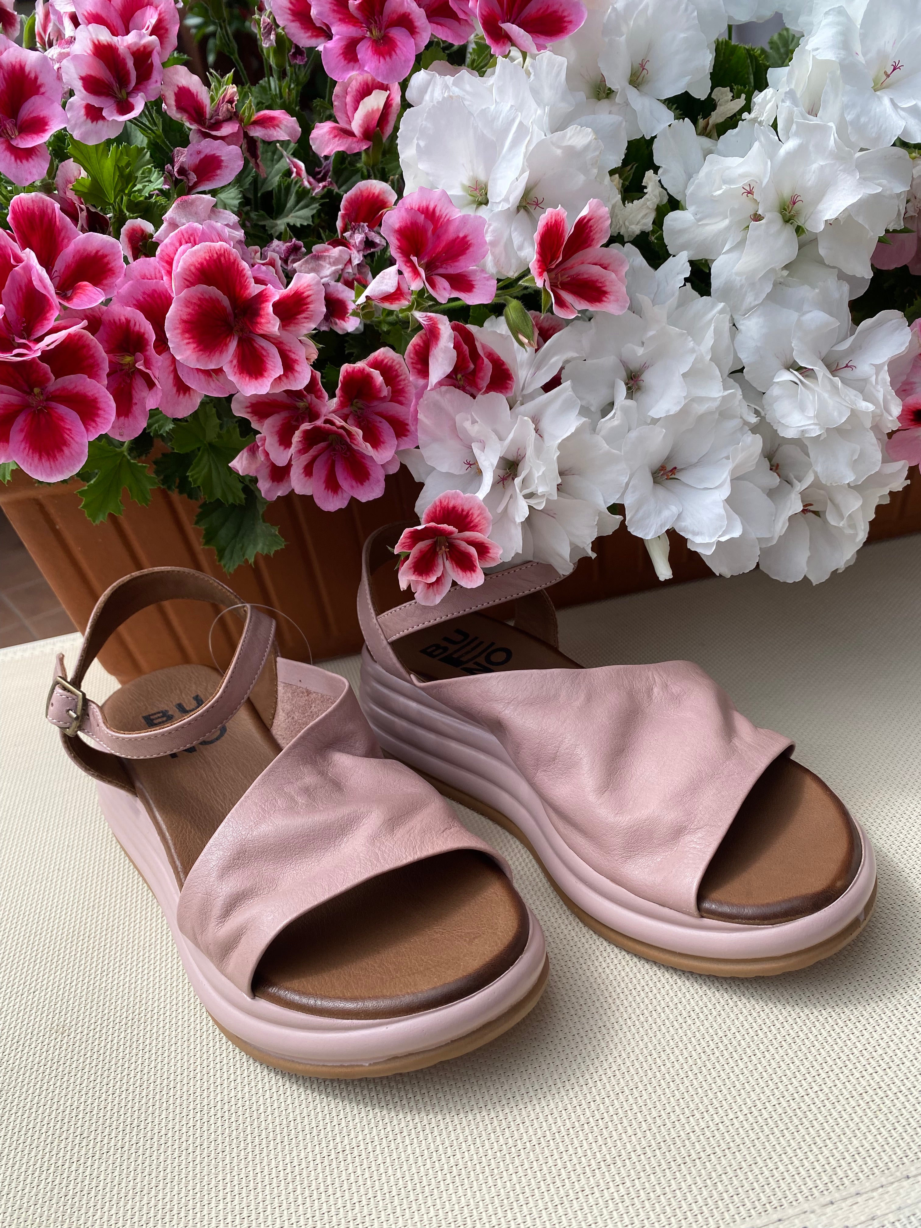 Bueno A2402 sandalo con fascia trasversale e cinturino in pelle rosa