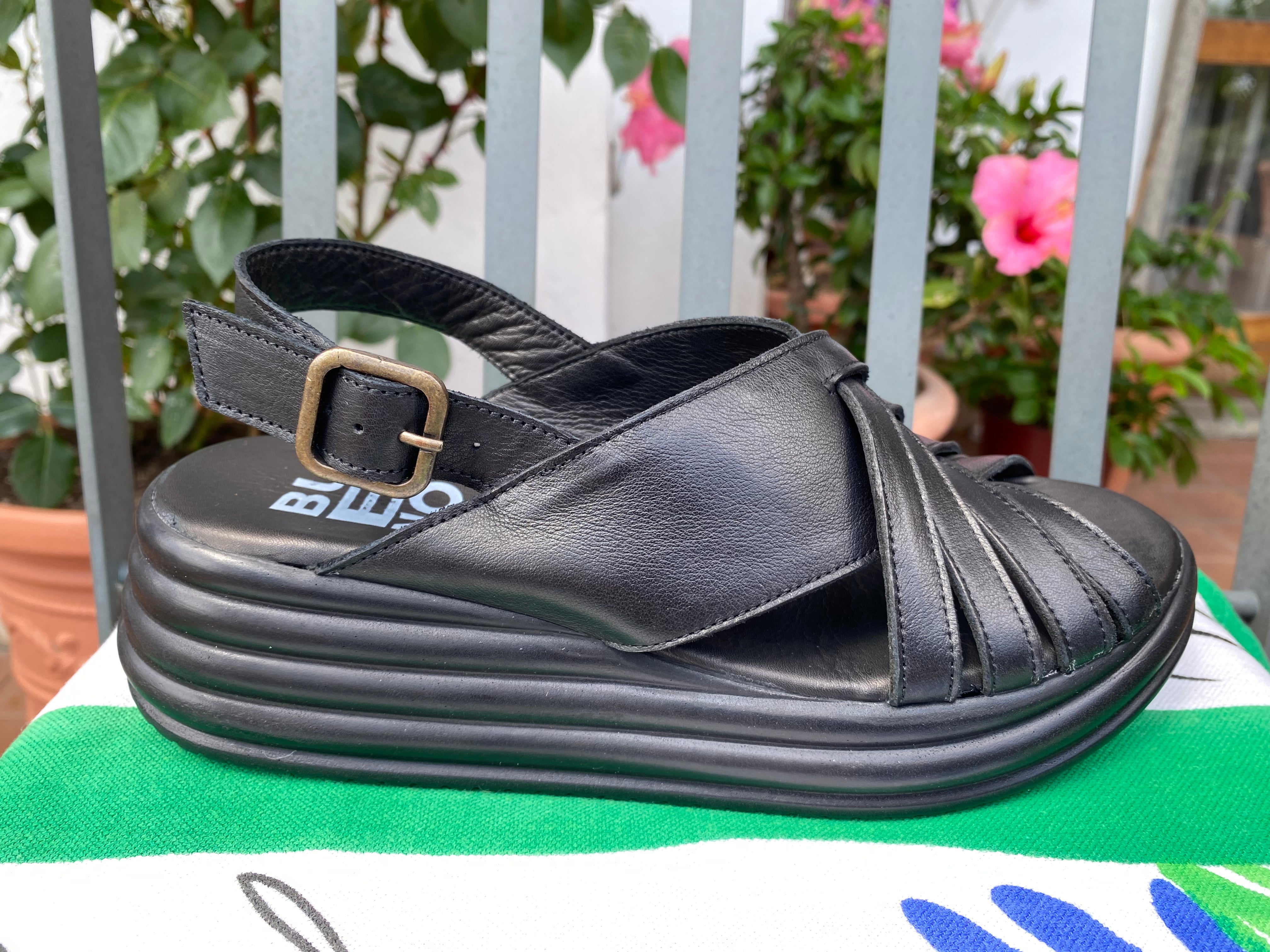 Bueno E3201 sandalo doppia fascia con cinturino e zeppa platform in pelle nero
