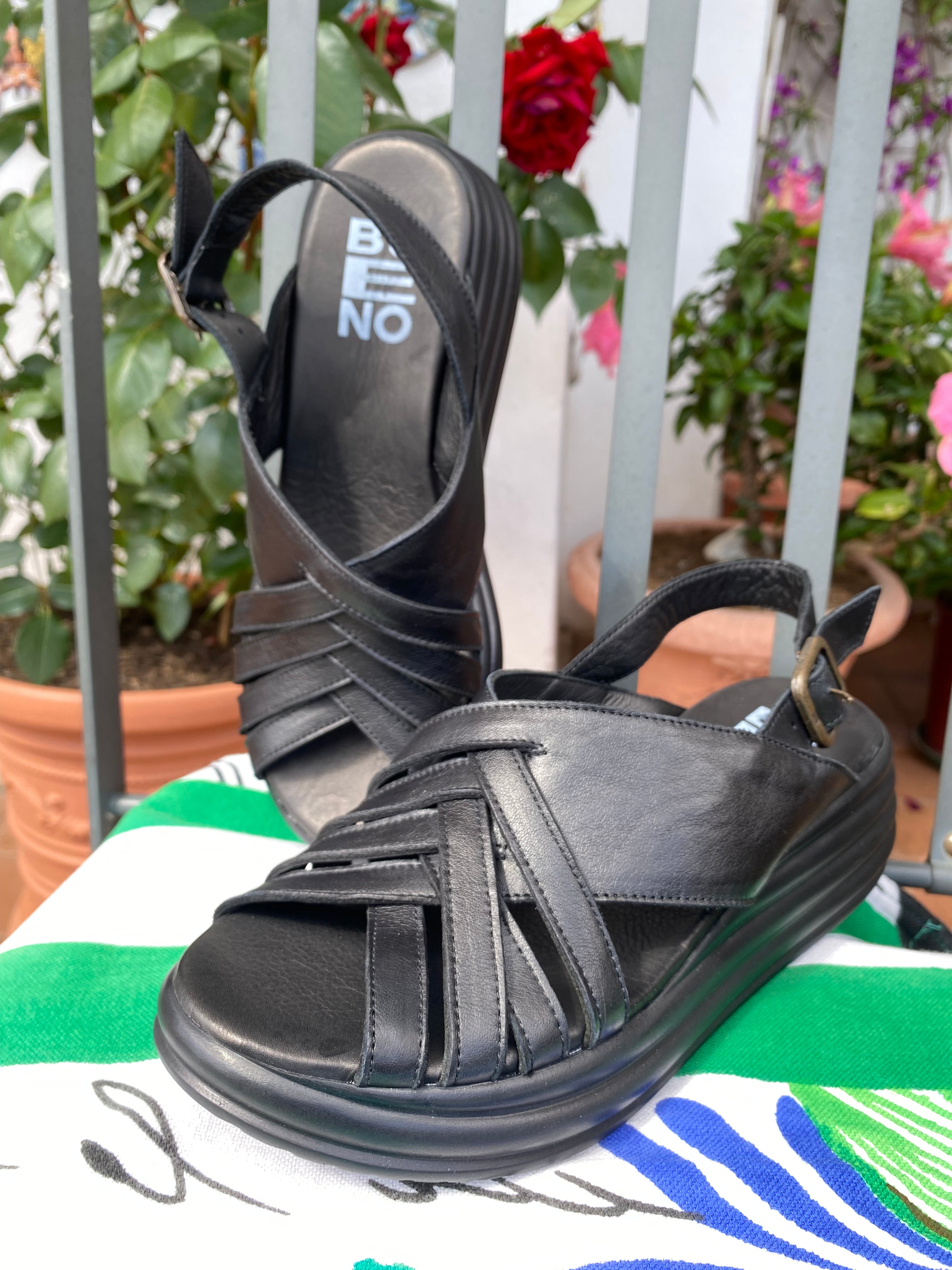 Bueno E3201 sandalo doppia fascia con cinturino e zeppa platform in pelle nero