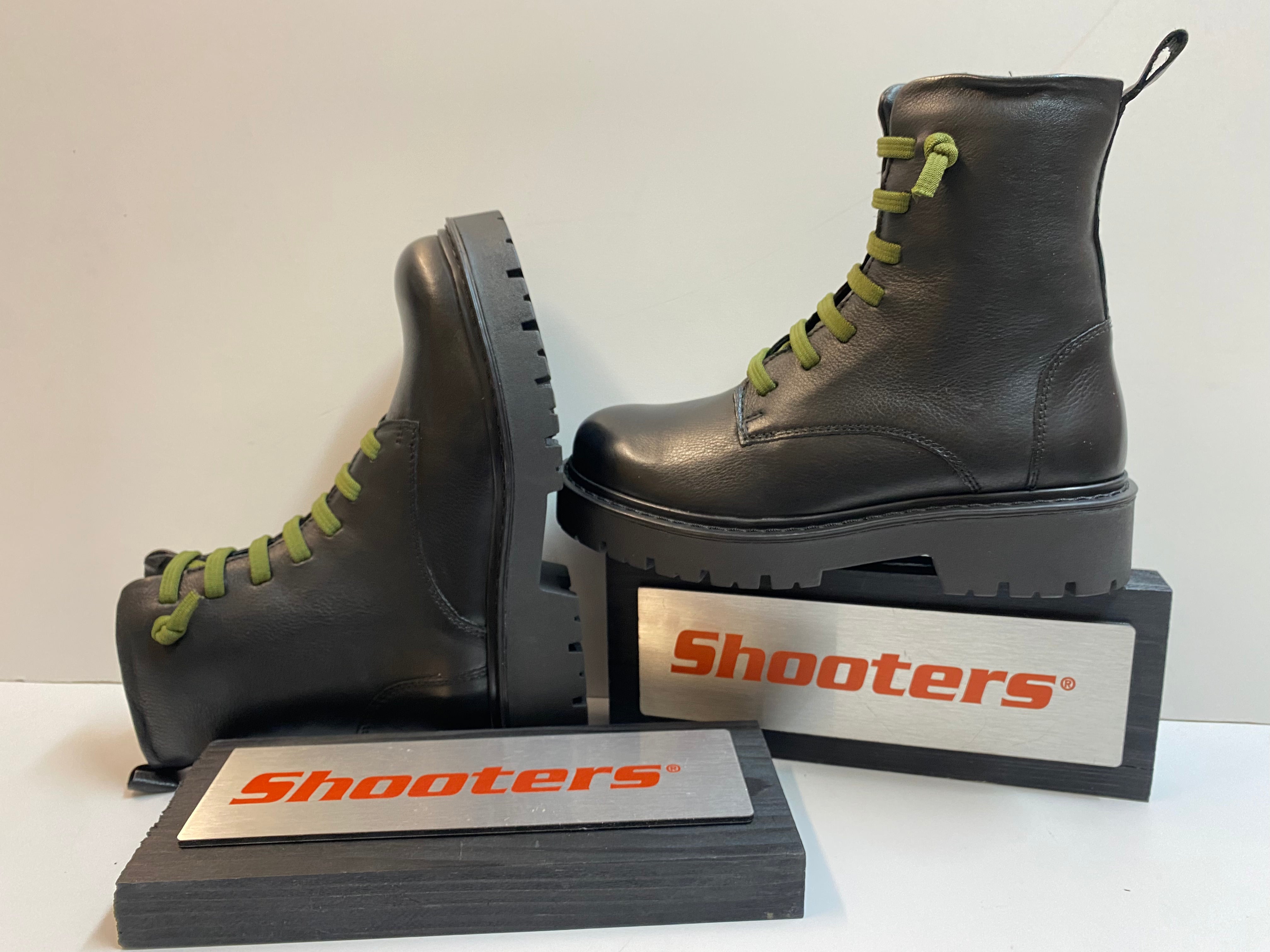 Shooters S24239-01 anfibi donna in pelle nera con lacci a contrasto