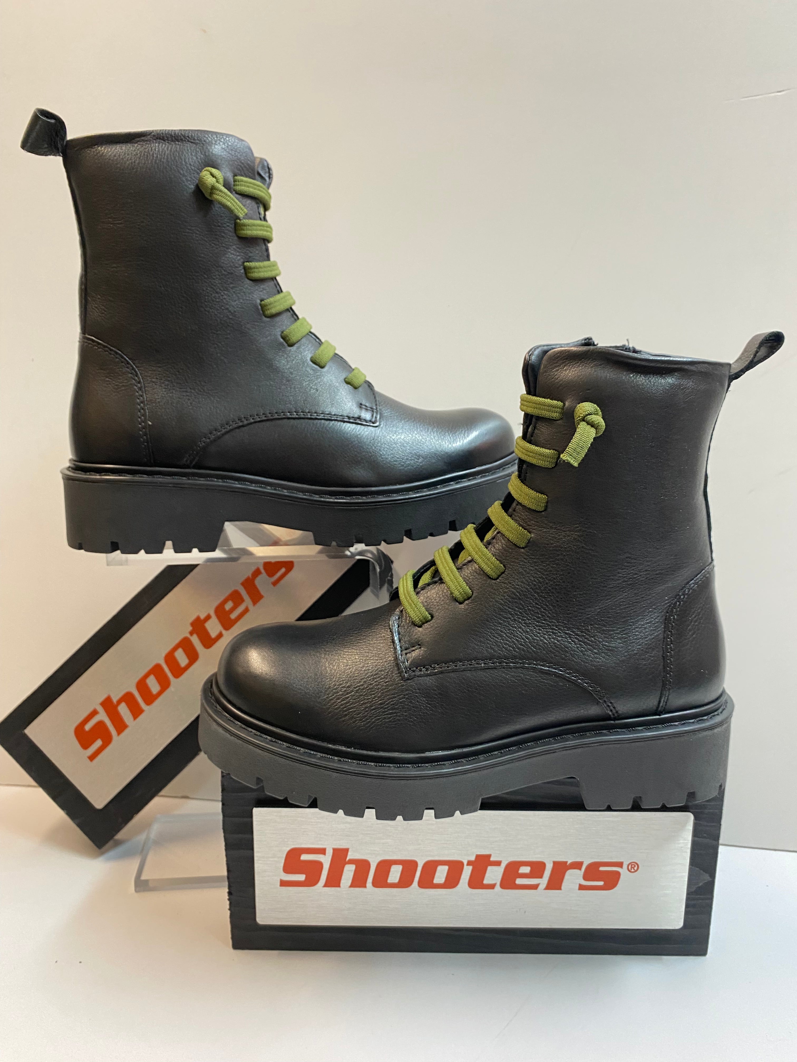 Shooters S24239-01 anfibi donna in pelle nera con lacci a contrasto