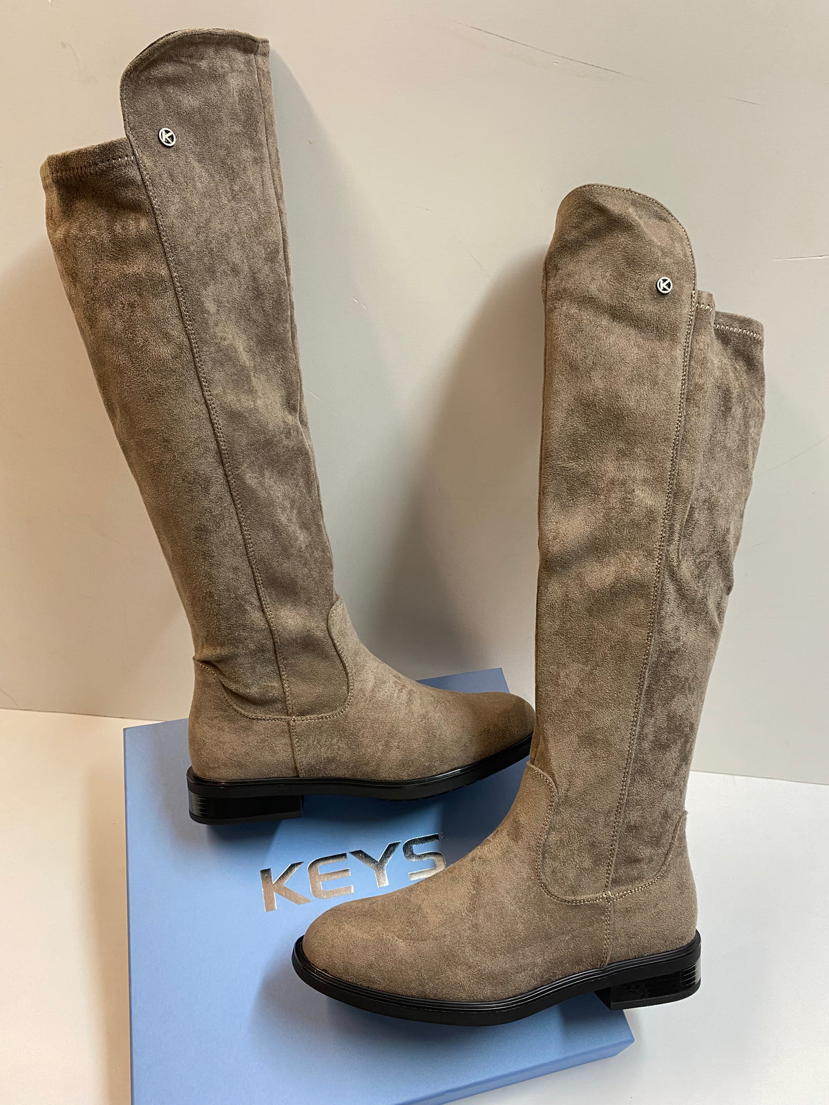 Keys K-11673B stivale alto in pelle scamosciata taupe