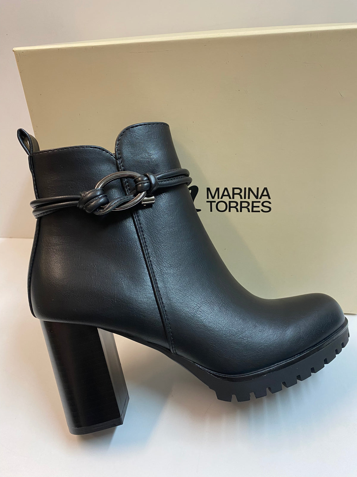 Marina Torres 9115-1 tronchetto con cinturino decorativo