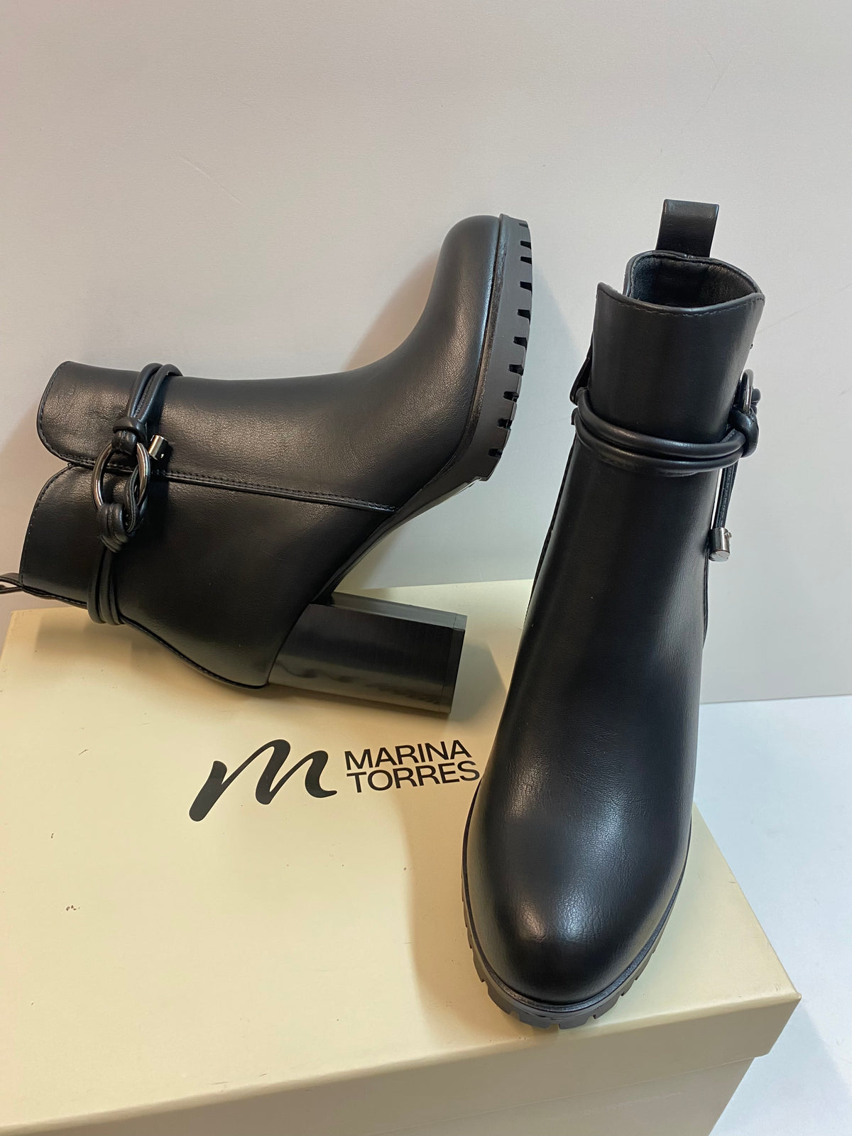 Marina Torres 9115-1 tronchetto con cinturino decorativo
