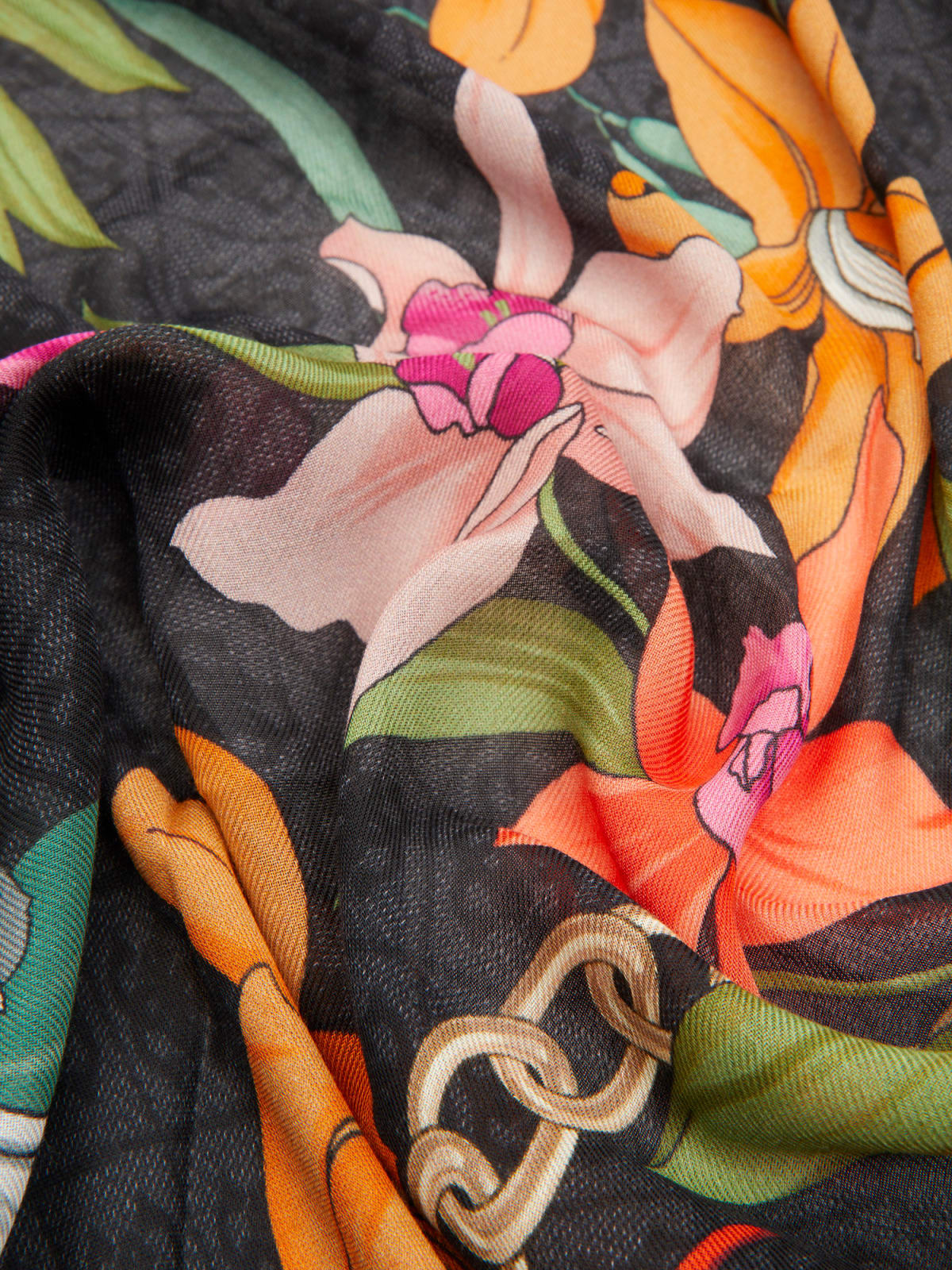 Guess AW5346 foulard nei colori nero e crema