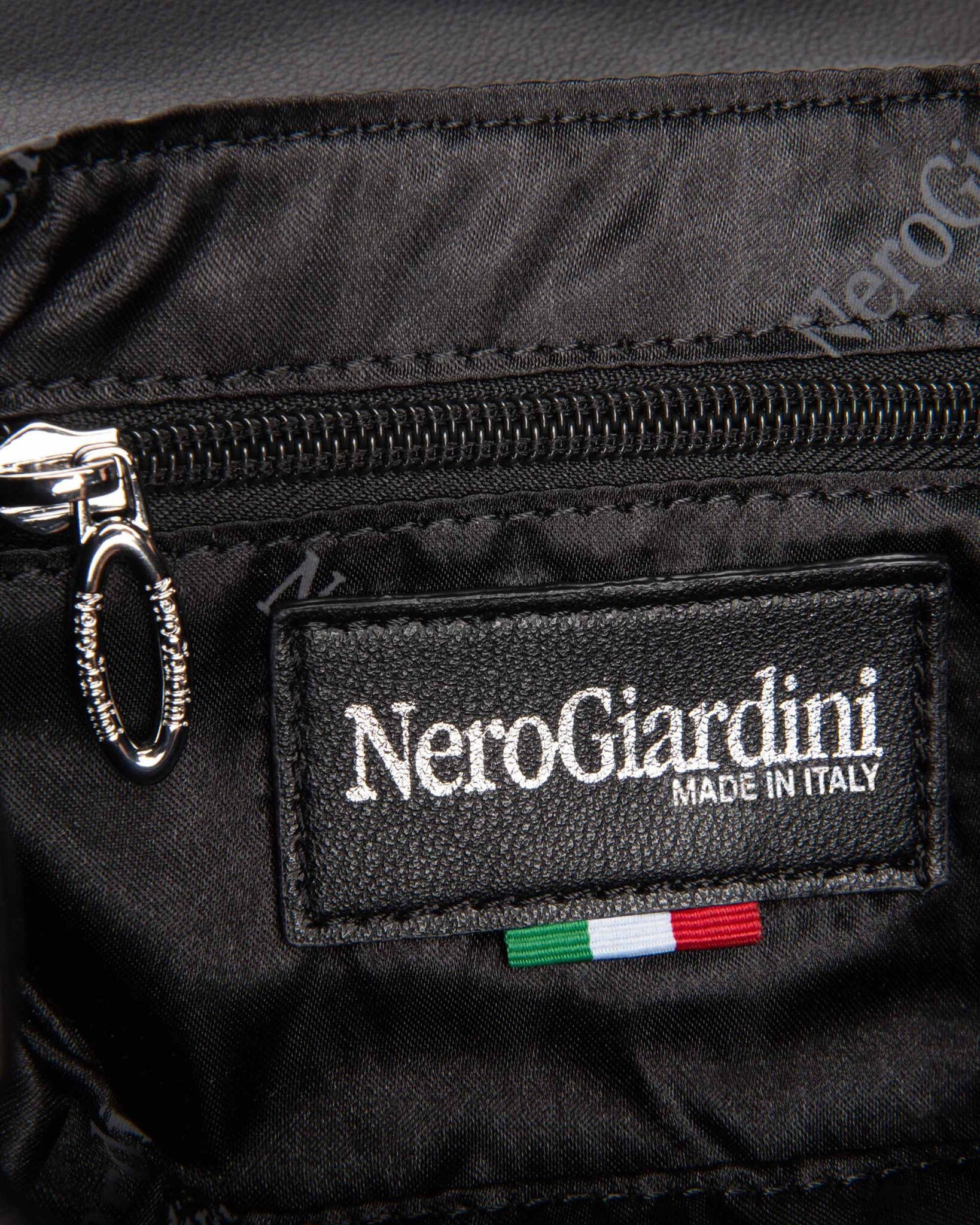 Nero Giardini E443700DE pochette da donna in materiale tecnico nero