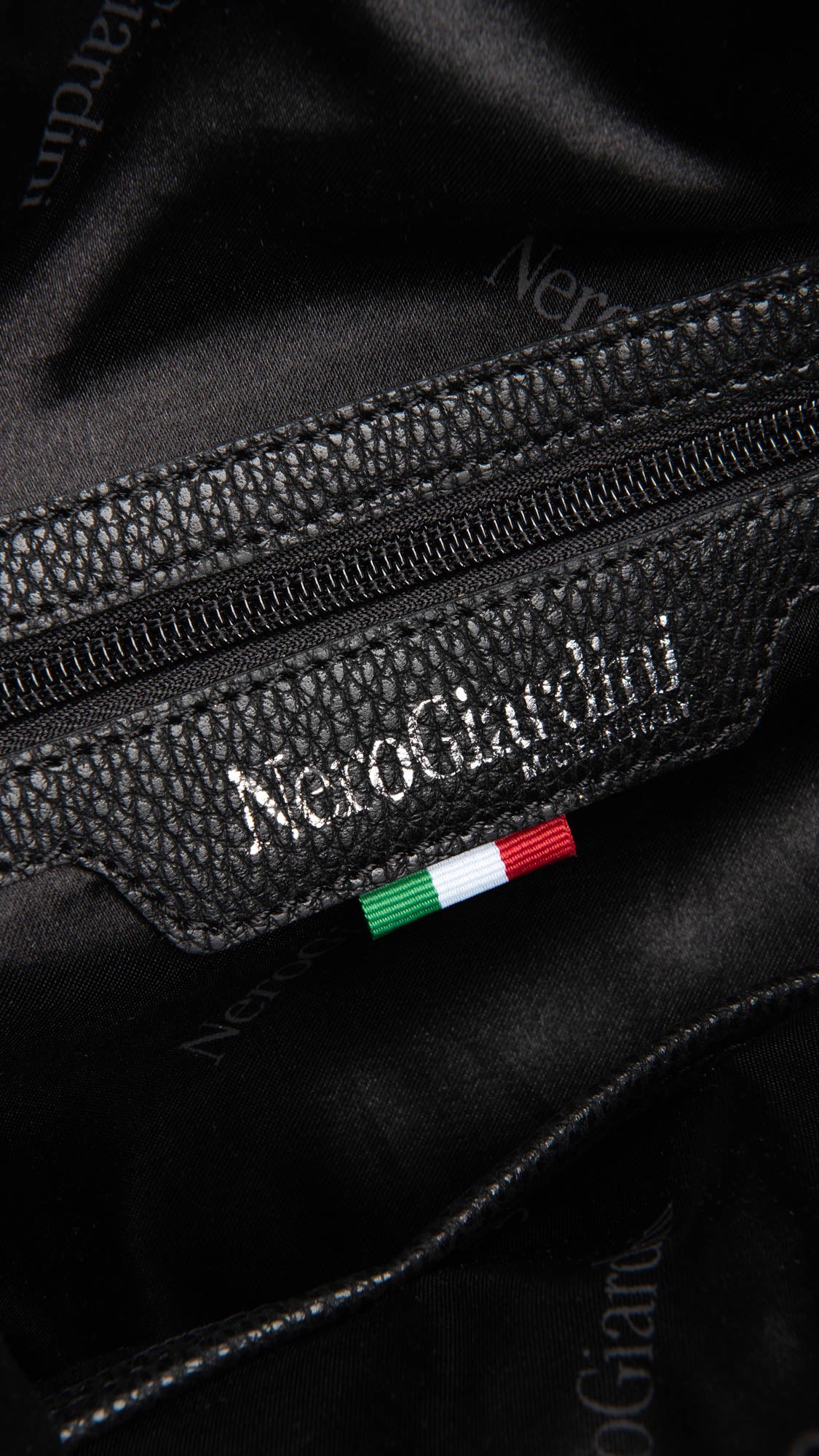 NERO GIARDINI E 242000D BORSA HOBO DA DONNA IN MATERIALE TECNICO NERO