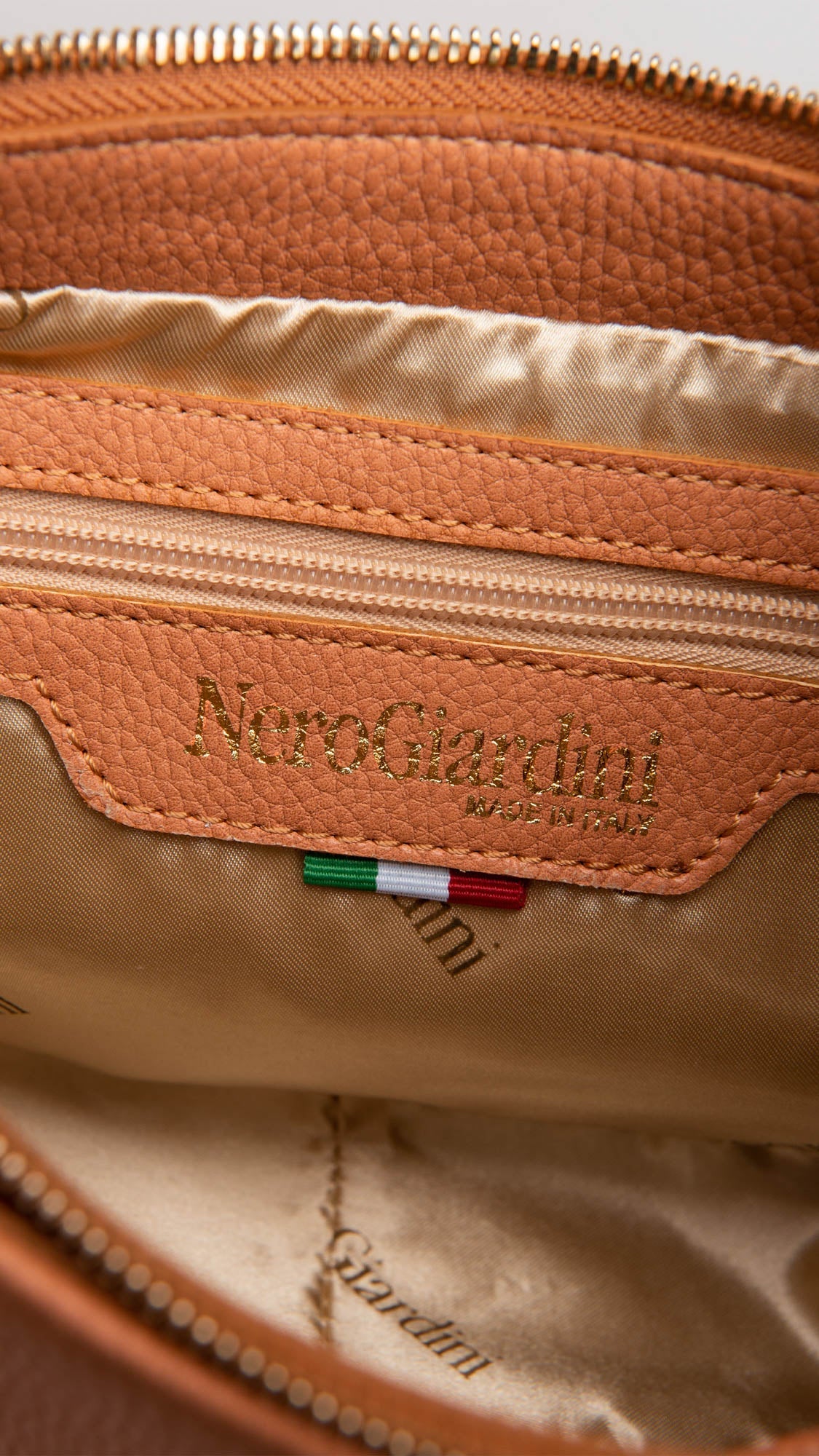 NERO GIARDINI E242007D BOESA A SPALLA DA DONNA IN MATERIALE TECNICO TERRA DI SIENA
